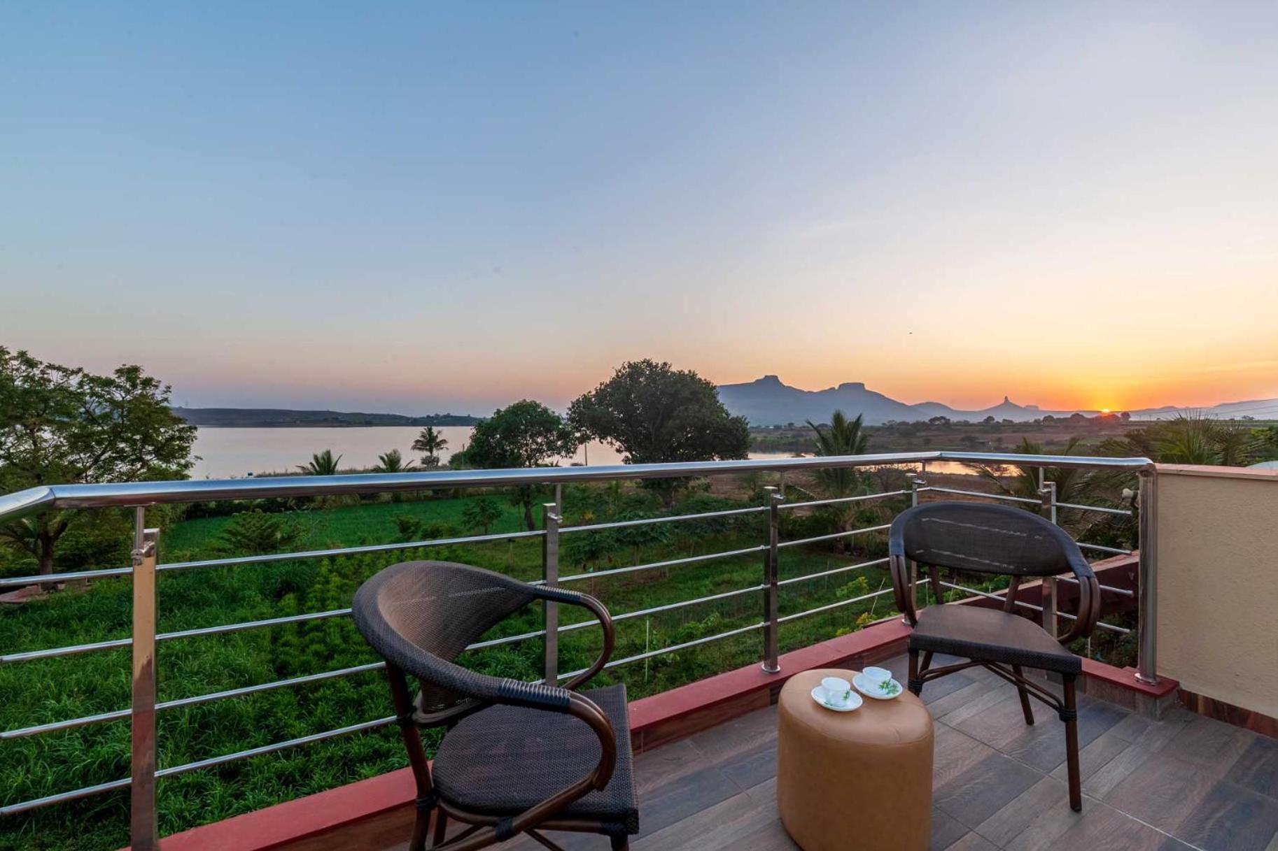 Luna Villa By Stayvista - Lakeside Charm With Terrace, Lush Lawn & Modern Decor Nashik Buitenkant foto