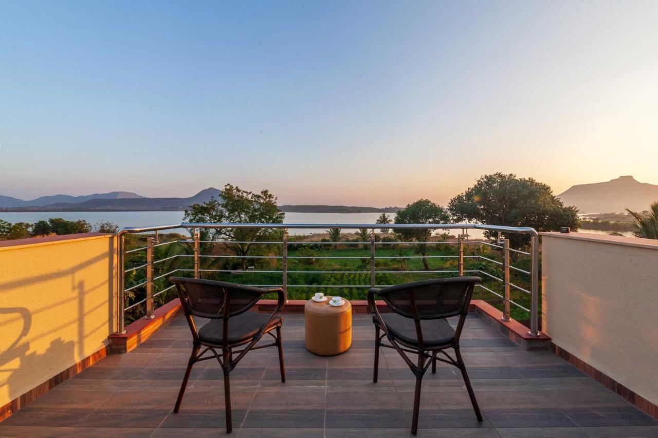 Luna Villa By Stayvista - Lakeside Charm With Terrace, Lush Lawn & Modern Decor Nashik Buitenkant foto