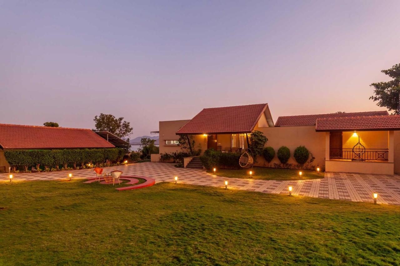 Luna Villa By Stayvista - Lakeside Charm With Terrace, Lush Lawn & Modern Decor Nashik Buitenkant foto