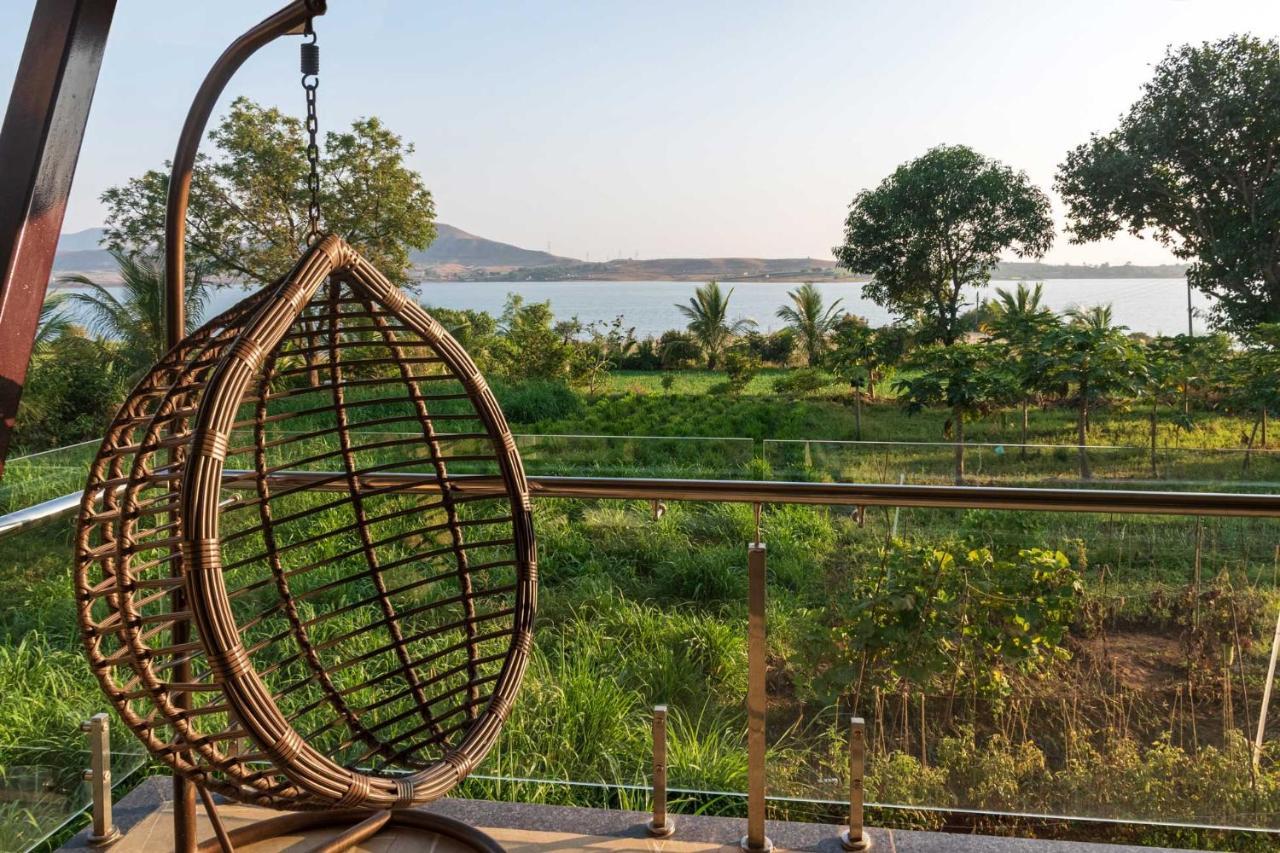 Luna Villa By Stayvista - Lakeside Charm With Terrace, Lush Lawn & Modern Decor Nashik Buitenkant foto